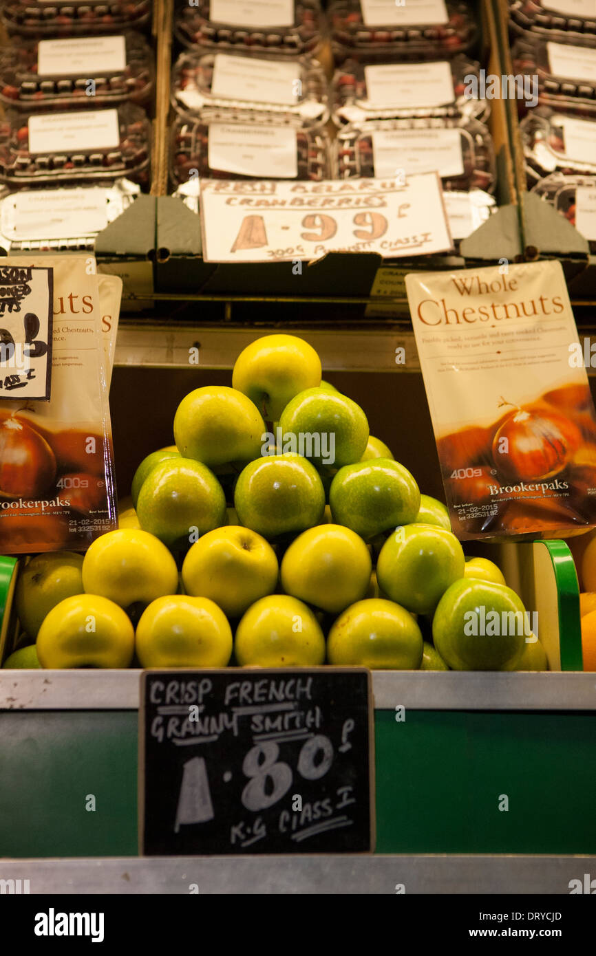 Eine dreieckige Darstellung der Granny Smith Äpfel auf einem Marktstand grüne Lebensmittelhändler. Stockfoto