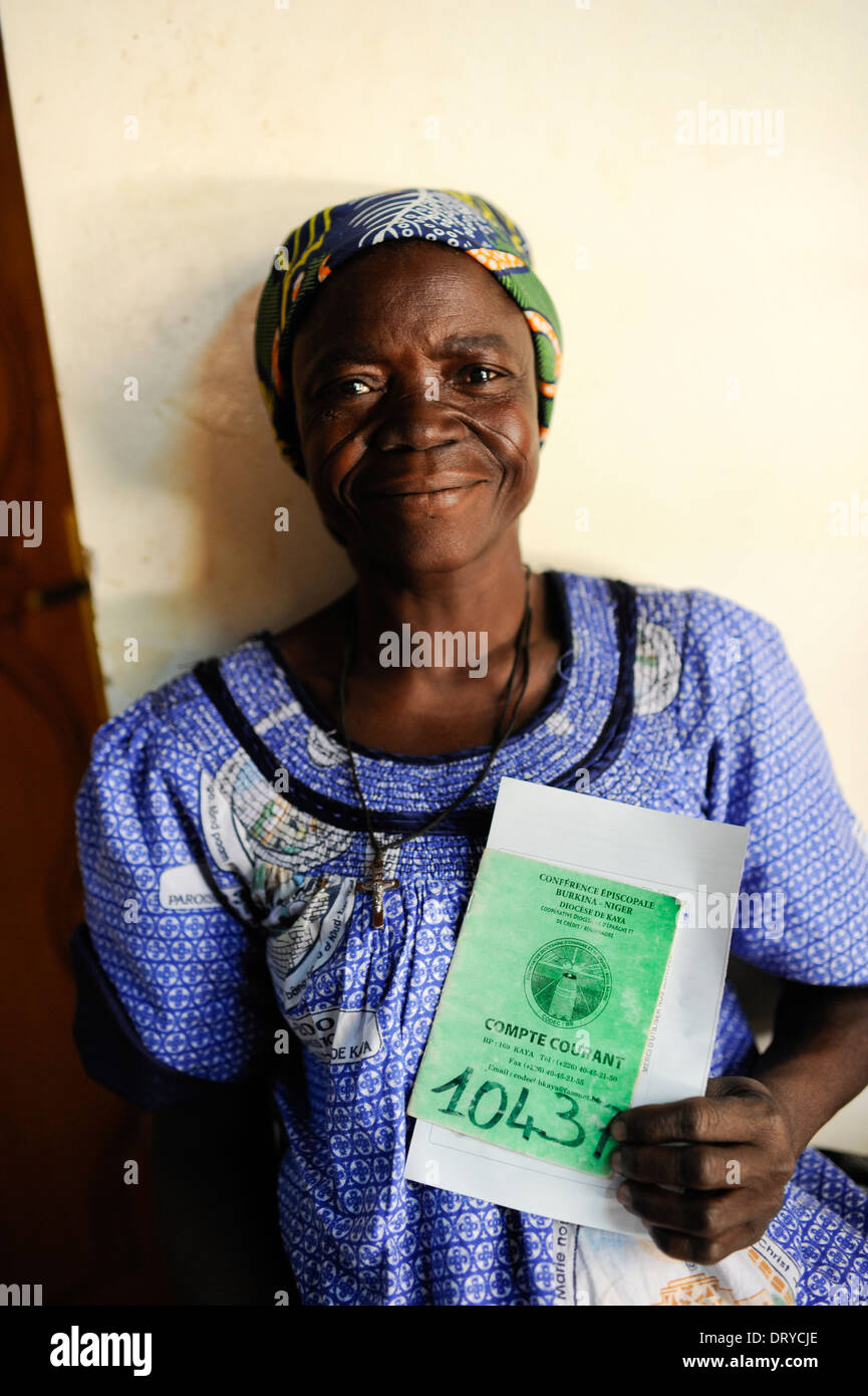 BURKINA FASO Kaya, Diözese Bank gibt Kleinstkredite für arme Frauen für kleine Start-ups für die Erzeugung von Einkommen, Empowerment, Frau mit Buch speichern Stockfoto