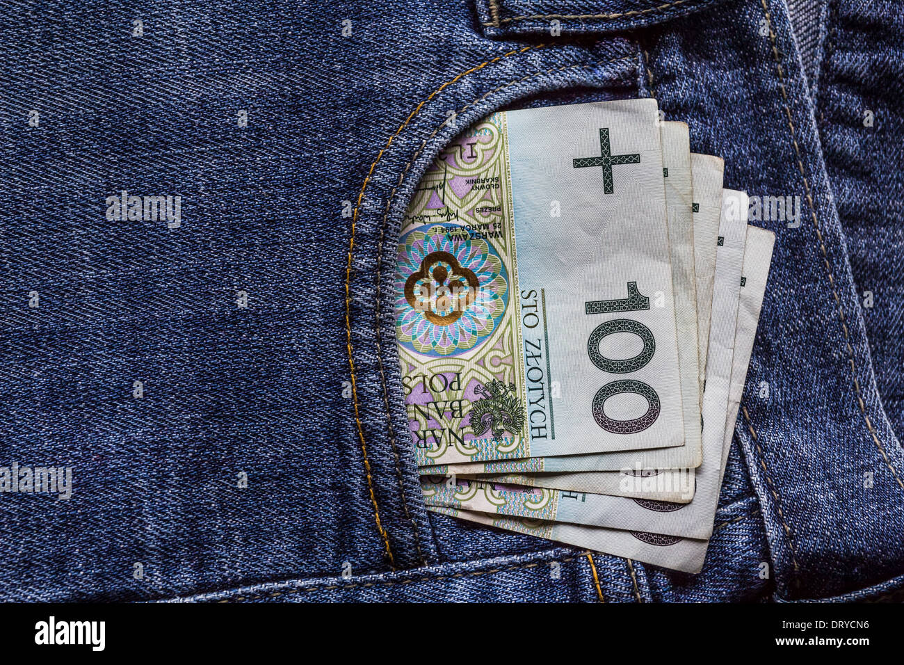 Einige polnische Banknoten in Jeans-Tasche Stockfoto