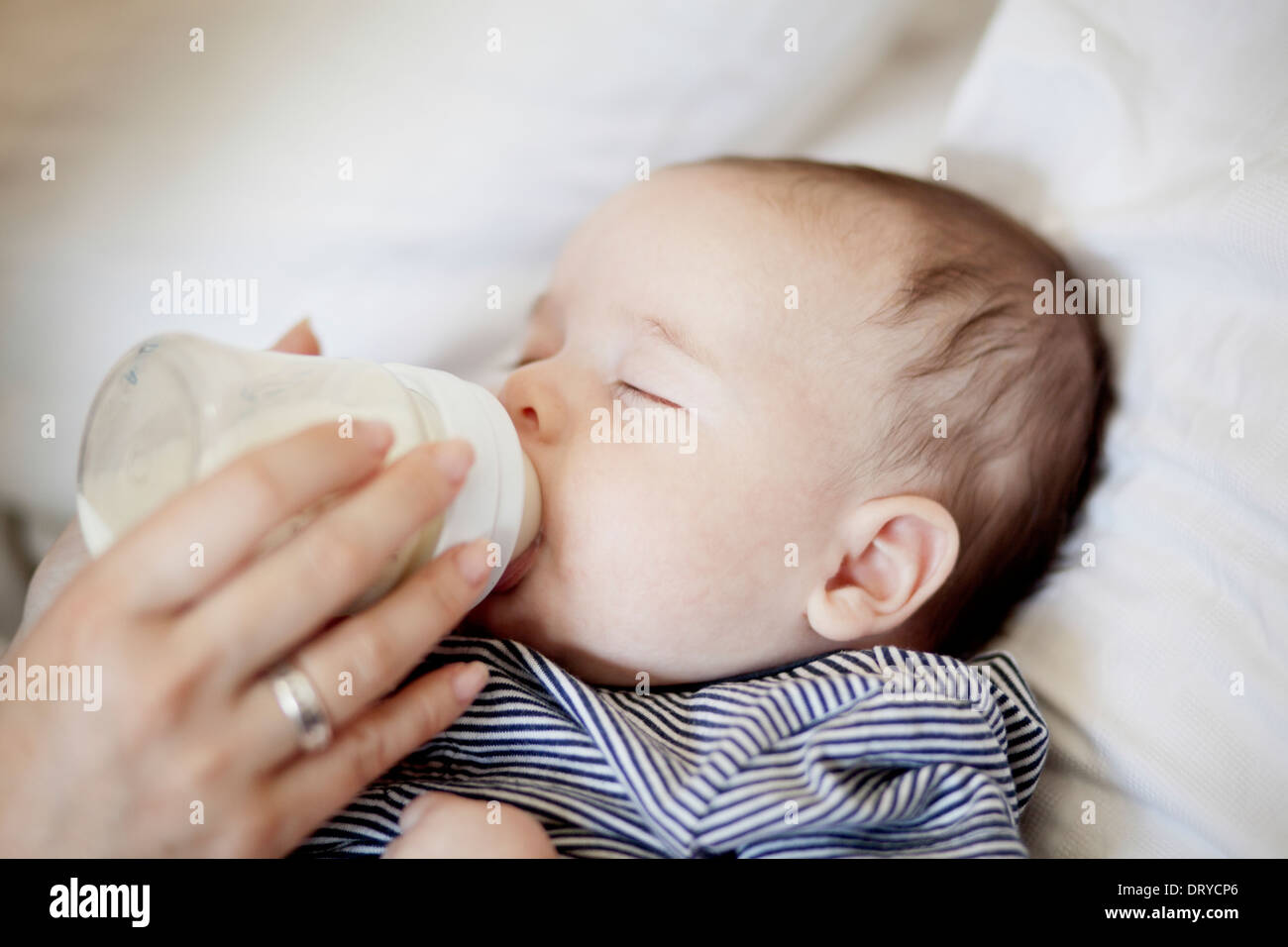 Fläschchen Baby junge Mutter Stockfoto