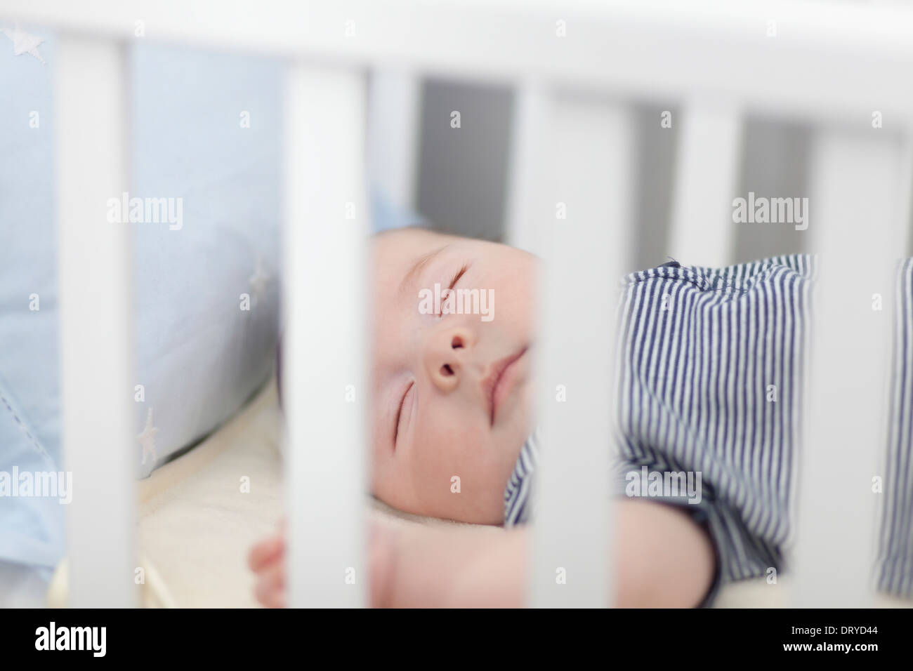 Baby schlafen im Kinderbett Stockfoto