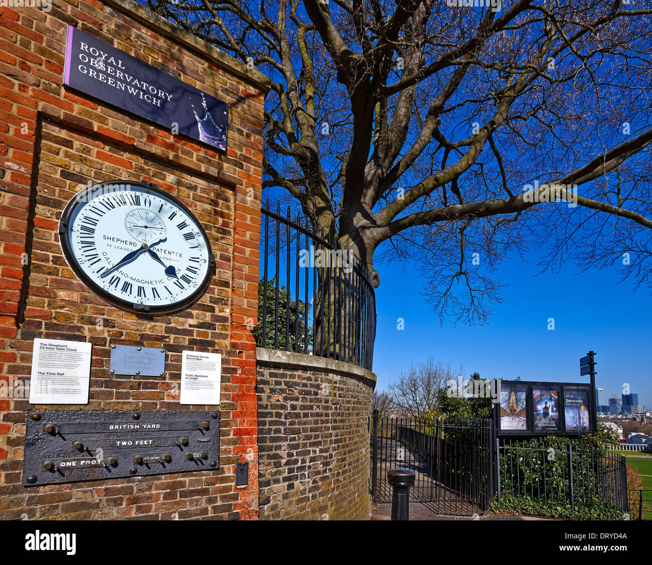 Greenwich ist bemerkenswert für seine maritime Geschichte und seinen Namen auf dem Nullmeridian (0° Längengrad) Stockfoto