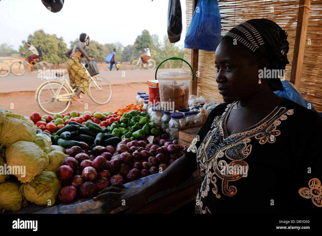 BURKINA FASO Kaya, Diözese Bank bietet Mikro-Darlehen für Frauen für Einkommensförderung, Frauen wachsen und Gemüse direkt am Markt zu verkaufen Stockfoto