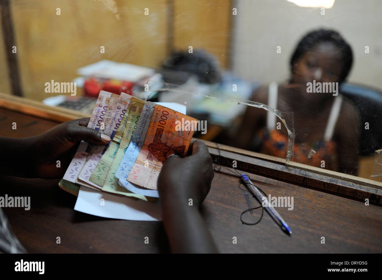 BURKINA FASO Kaya, Diözese Bank gibt Kleinstkredite für arme Frauen für kleine Start-ups für die Erzeugung von Einkommen, Frau am Bankschalter, Empowerment Stockfoto