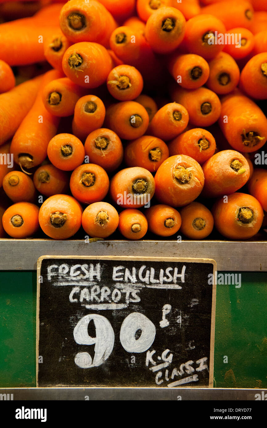 Marktes stand Anzeige der Karotten mit Kreide Board Zeichen. Stockfoto