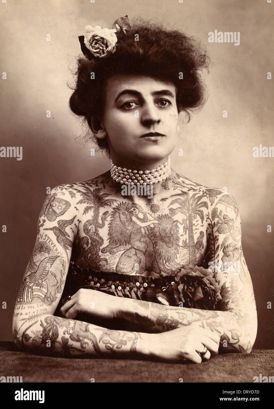 Tätowierte Dame, Frau mit Tätowierungen auf ihren Oberkörper Stockfoto