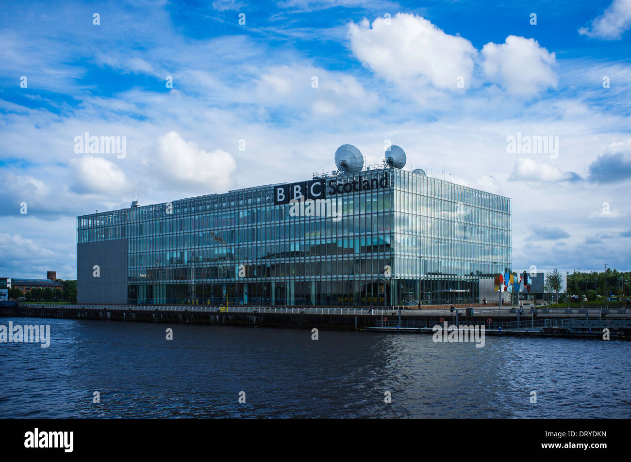 BBC zentrale am Pacific Quay sitzen unter einem Sommerhimmel. Stockfoto