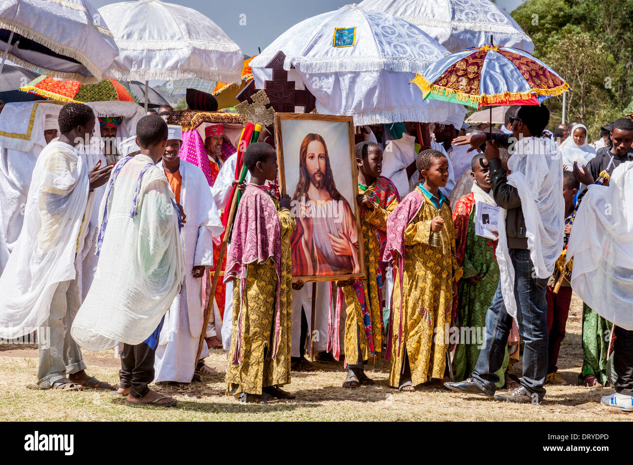 Eine Prozession der Diakone, Priester Anfänger und jungen während des Festivals von Timkat (Epiphanie) In Jinka, Omo-Tal, Äthiopien Stockfoto