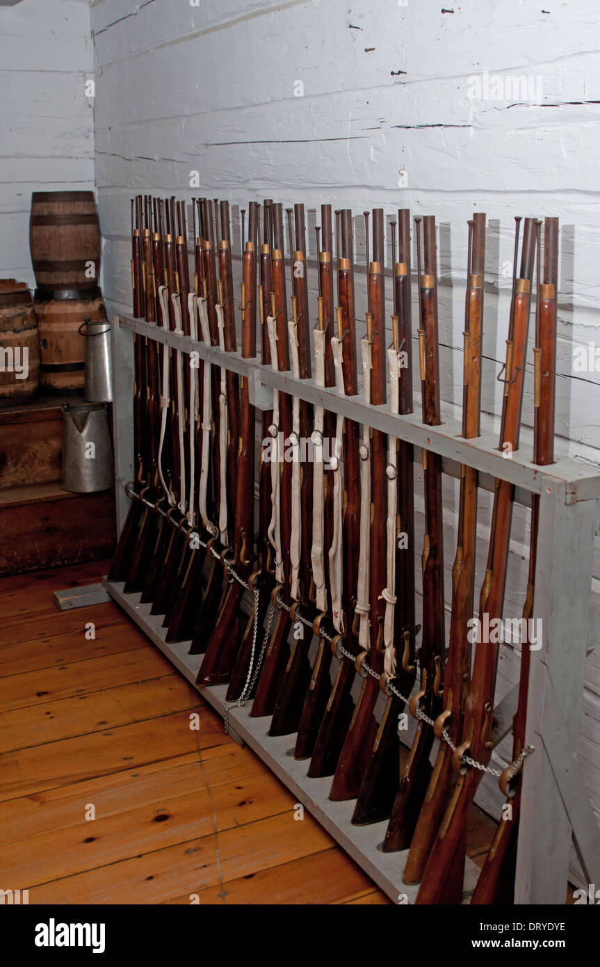 Musketen aufgereiht in einem Rack, Fort George, Niagara-on-the-Lake Stockfoto