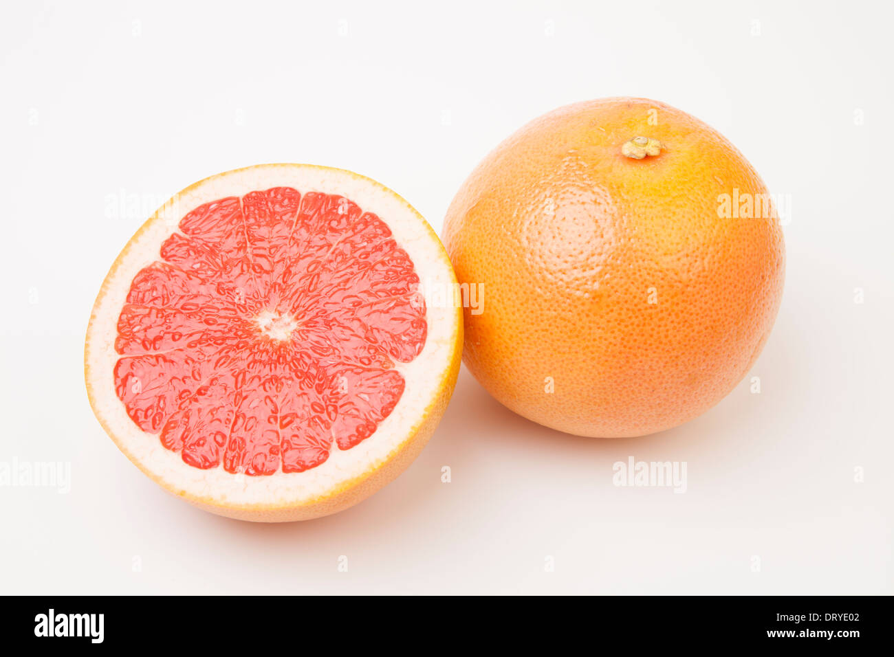 In Scheiben geschnitten Ruby red Grapefruit auf weißem Hintergrund Stockfoto