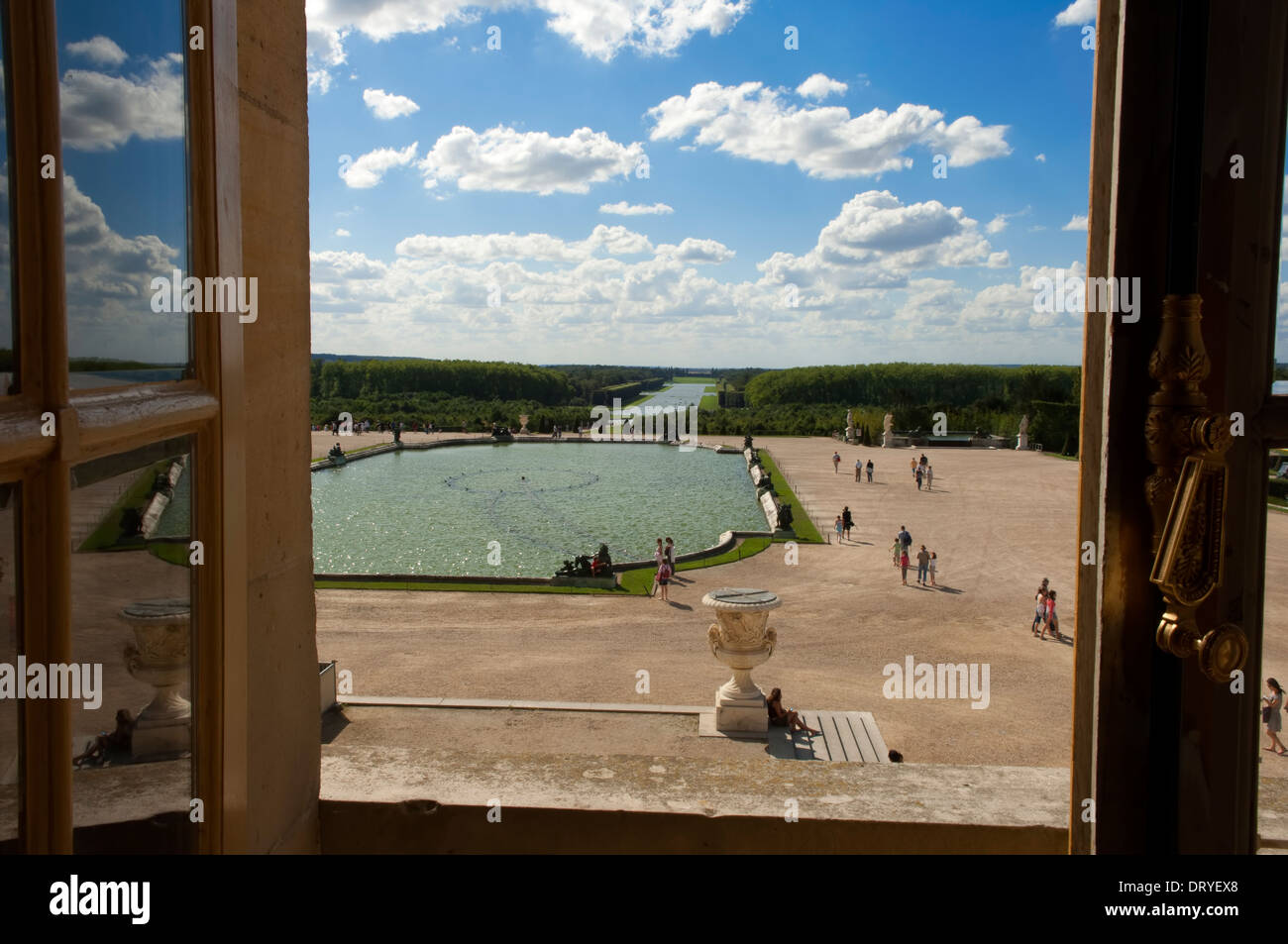 Ein Blick aus dem Fenster im Salon De La Guerre des dekorative Teiche und Grand Canal, Château de Versailles, Paris, Frankreich Stockfoto