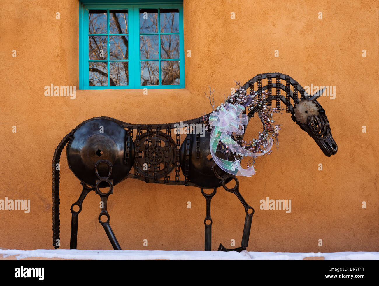 Pferd Skulptur aus Stahl vor Adobe-Stil Gebäude. Stockfoto