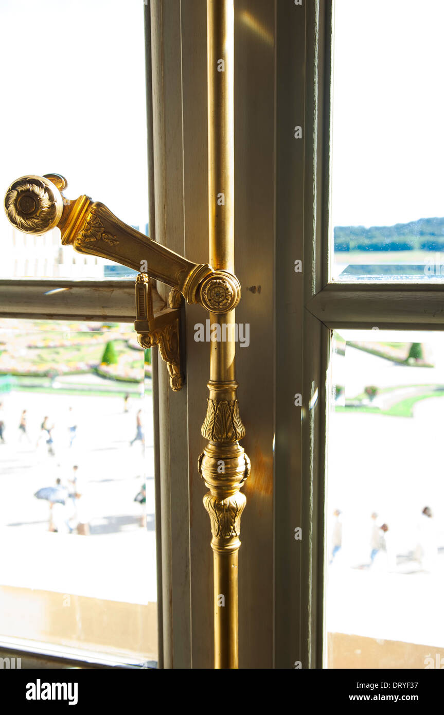 Detail von einem Fenster Einrastmechanismus, Château de Versailles, Paris, Frankreich Stockfoto