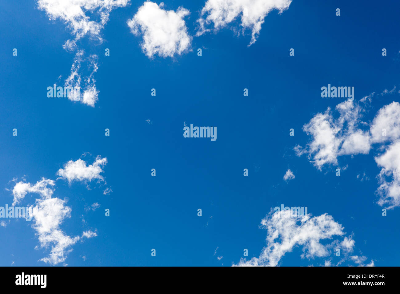Weiße Wolkenfetzen vor einem strahlend blauen Himmel Colorado Stockfoto