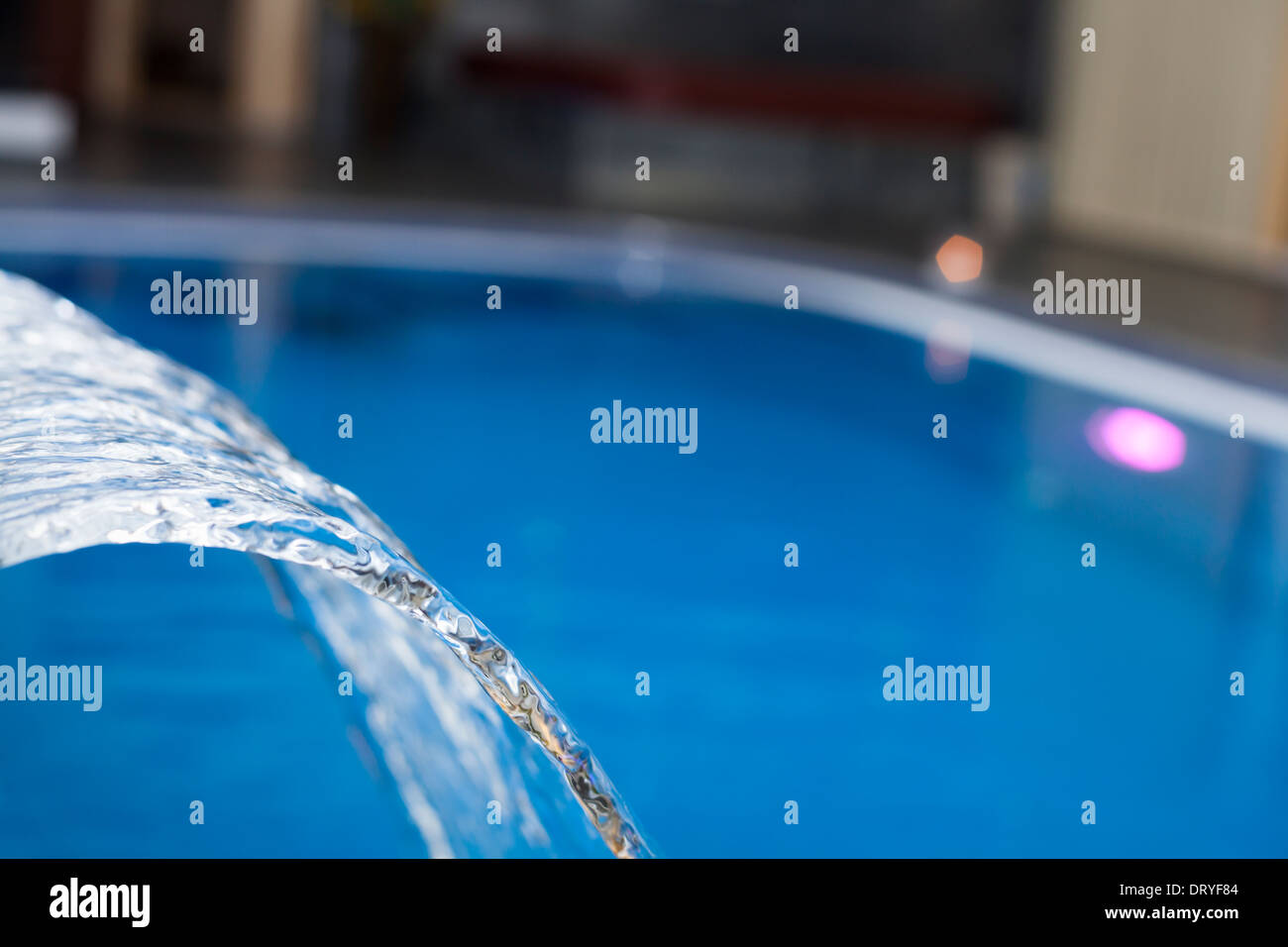 Fließendes Wasser im Wellness- und Spa-Schwimmbad. Stockfoto