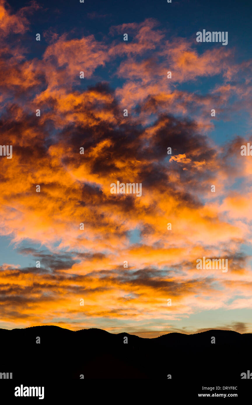 Dramatische rosa und orange Wolken bei Sonnenuntergang, Salida, Colorado, USA Stockfoto