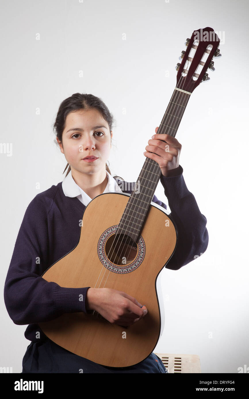 Porträt von Schulmädchen mit ihrer Gitarre Stockfoto