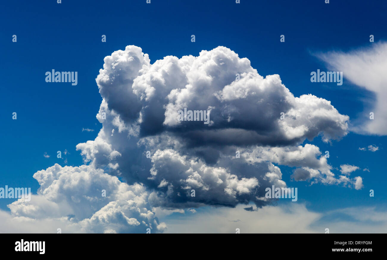 Weißen geschwollenen Luž gegen Wolken azurblauen Himmel Colorado Stockfoto