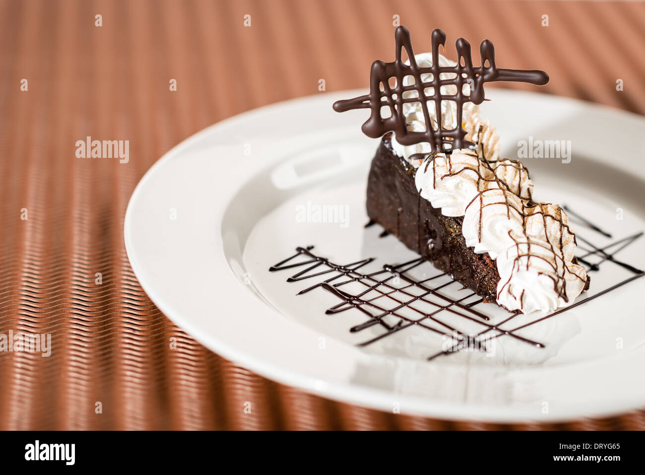 Sacher-Torte mit Sahne und Schokolade Stockfoto