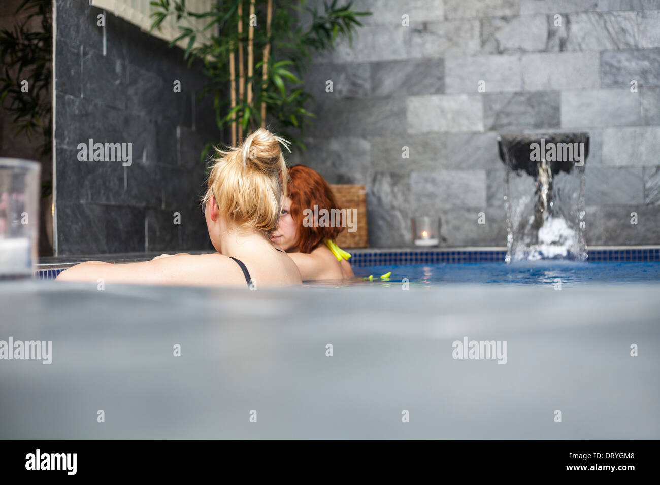 Frauen im Wellness- und Spa-Pool entspannen. Stockfoto