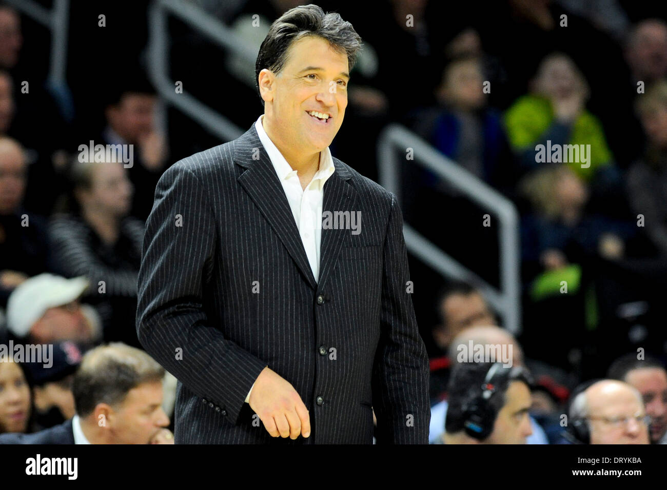 Providence, Rhode Island, USA. 4. Februar 2014. 4. Februar 2014 - Providence, RI US - St. Johns Red Storm Head coach Steve Lavin Lächeln während der NCAA Basketball-Spiel zwischen der St. Johns Red Storm und Providence Friars im Dunkin Donuts Center in Providence RI statt. St. Johns besiegte die Brüder 86 76 in der regulären Spielzeit. Eric Canha/CSM. Bildnachweis: Csm/Alamy Live-Nachrichten Stockfoto