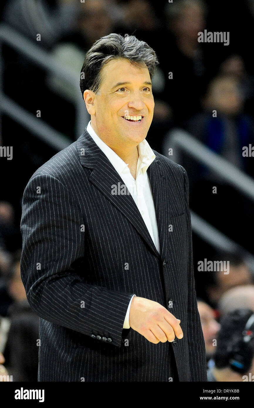 Providence, Rhode Island, USA. 4. Februar 2014. 4. Februar 2014 - Providence, RI US - St. Johns Red Storm Head coach Steve Lavin Lächeln während der NCAA Basketball-Spiel zwischen der St. Johns Red Storm und Providence Friars im Dunkin Donuts Center in Providence RI statt. St. Johns besiegte die Brüder 86 76 in der regulären Spielzeit. Eric Canha/CSM. Bildnachweis: Csm/Alamy Live-Nachrichten Stockfoto