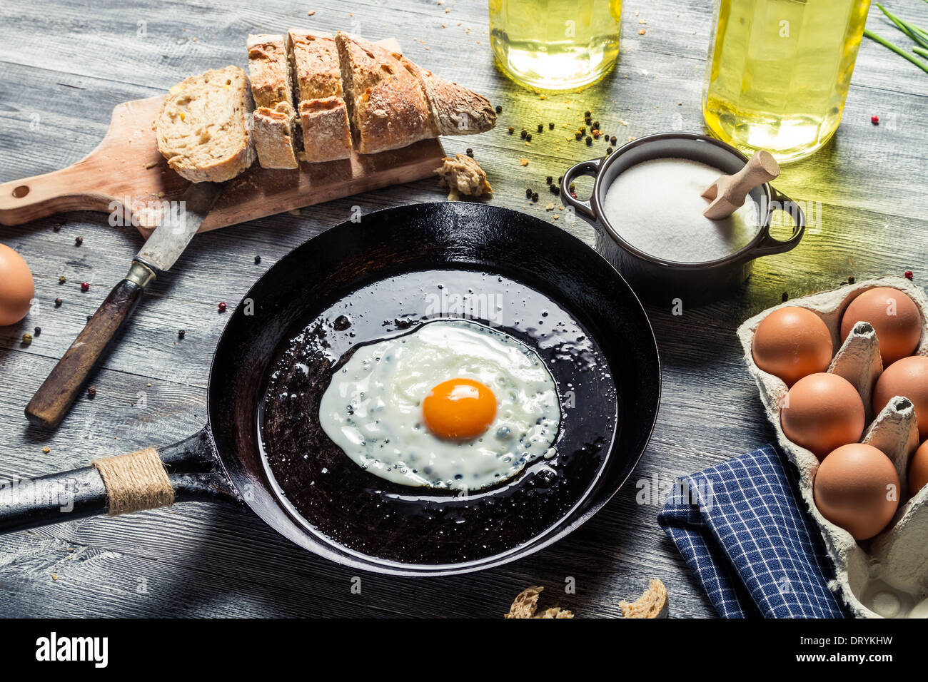 Ei in einer Pfanne mit Brot serviert Stockfoto