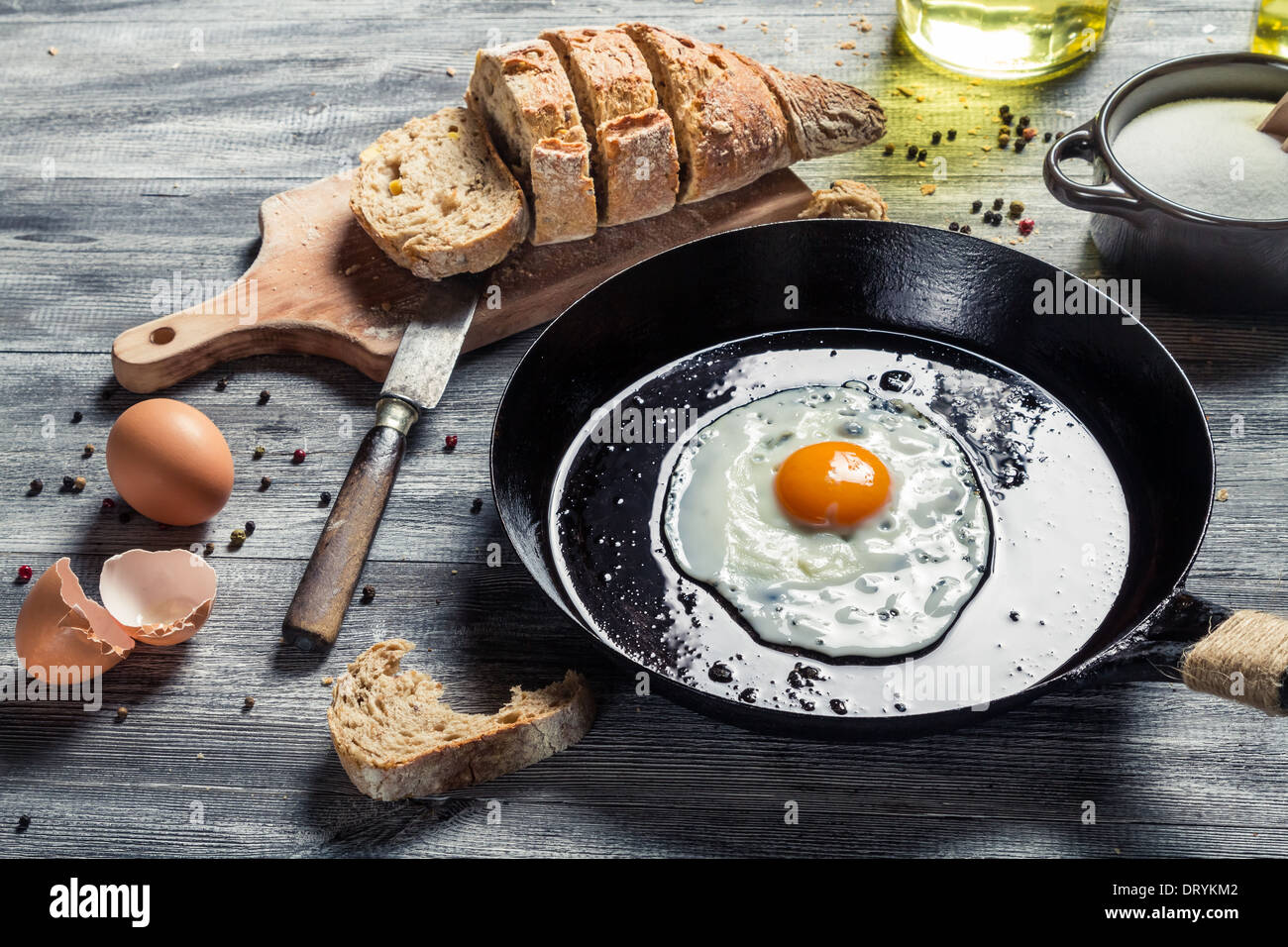 Frühstück mit Spiegelei und Brot Stockfoto