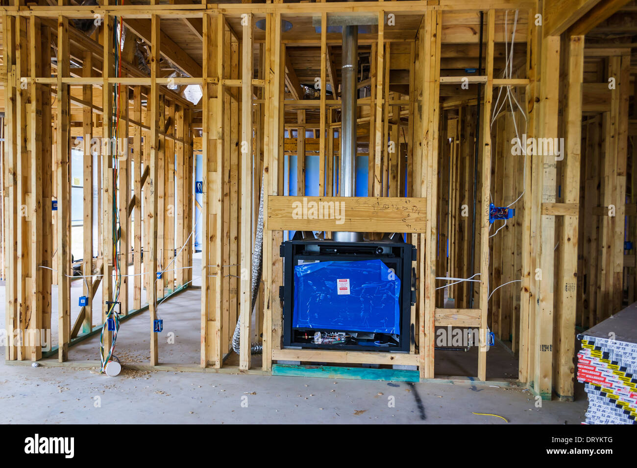 Unvollendete innere Gestaltung der neue eigene Haus im Bau mit Kamin in Ort Stockfoto