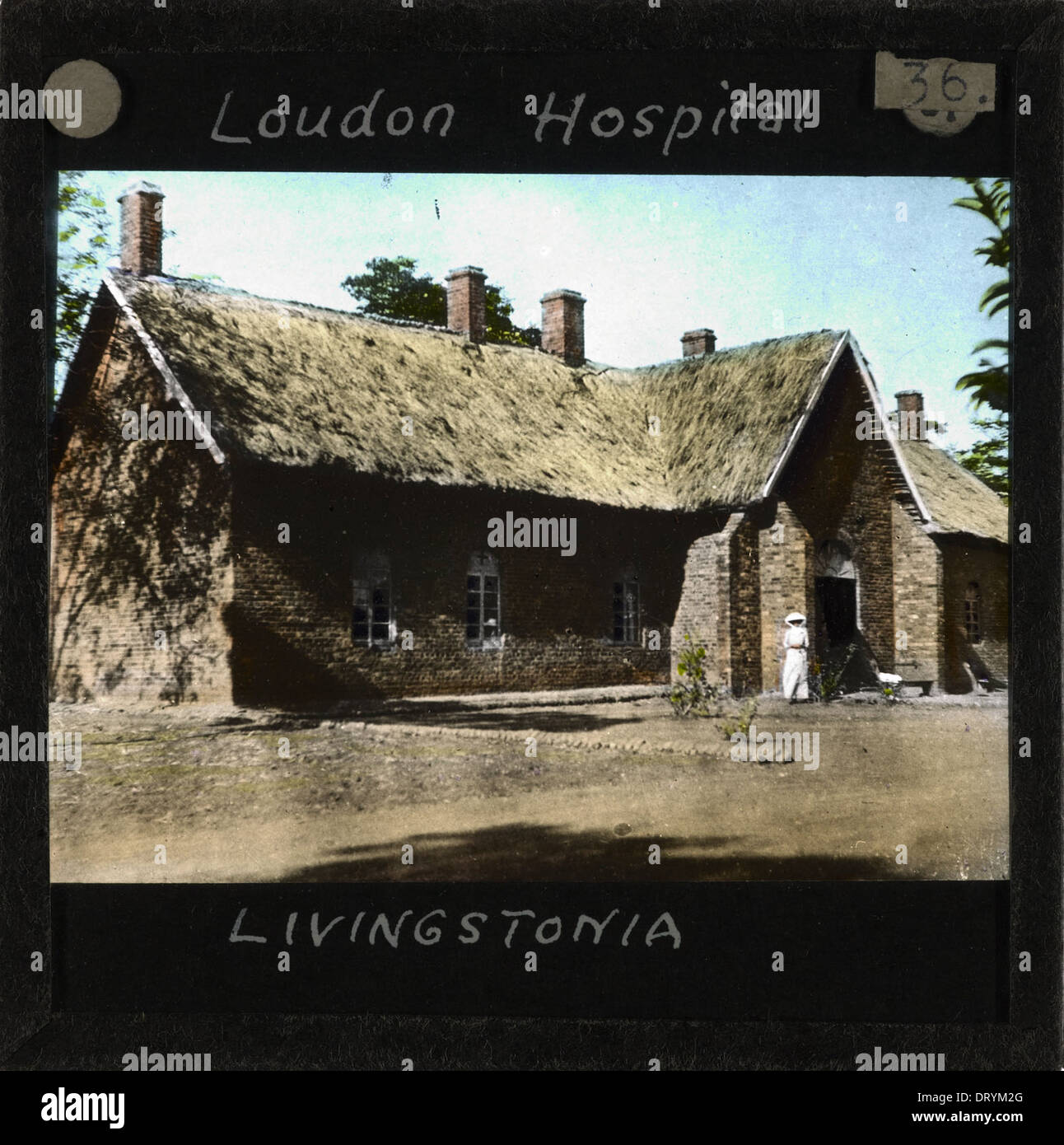 Das Loudon Hospital in Livingstonia, Malawi, ist auf einem Foto zu sehen, das um 1910 aufgenommen wurde. Das Bild bietet einen Einblick in frühe medizinische Einrichtungen in der Region während dieser Zeit. Stockfoto