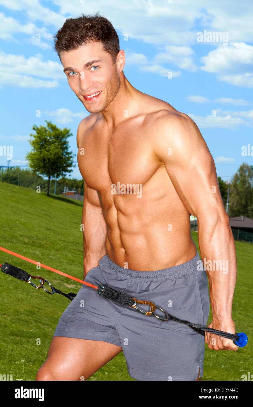 Fitness-Mann tut Übungen im Park zu erweitern Stockfoto