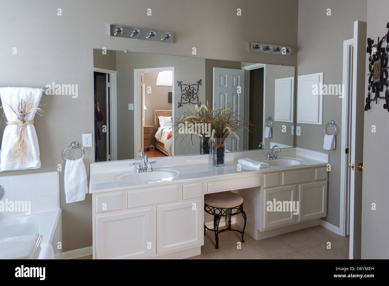 Amerikanisches badezimmer -Fotos und -Bildmaterial in hoher Auflösung –  Alamy
