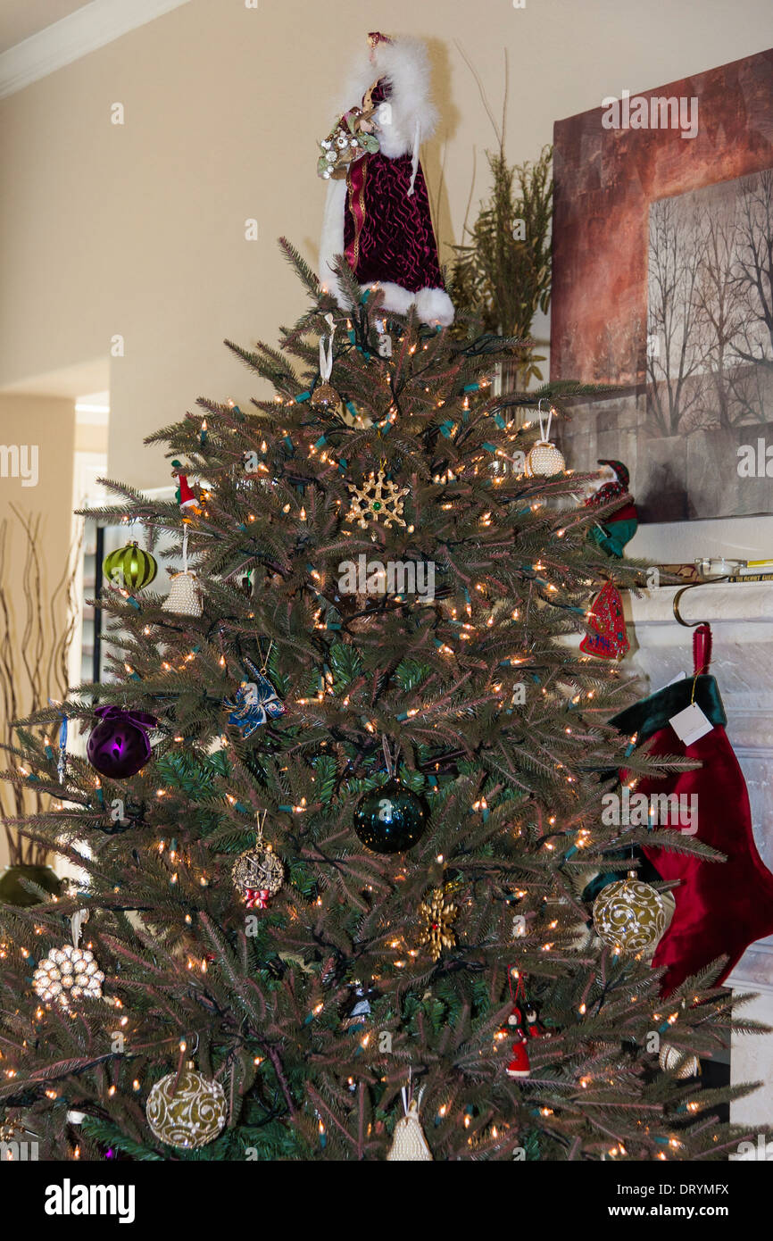 Weihnachtsbaum vor Kamin Mantel mit Strümpfen Stockfoto