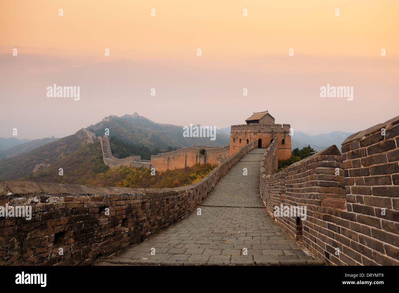 große Mauer in China im Herbst Dämmerung Stockfoto