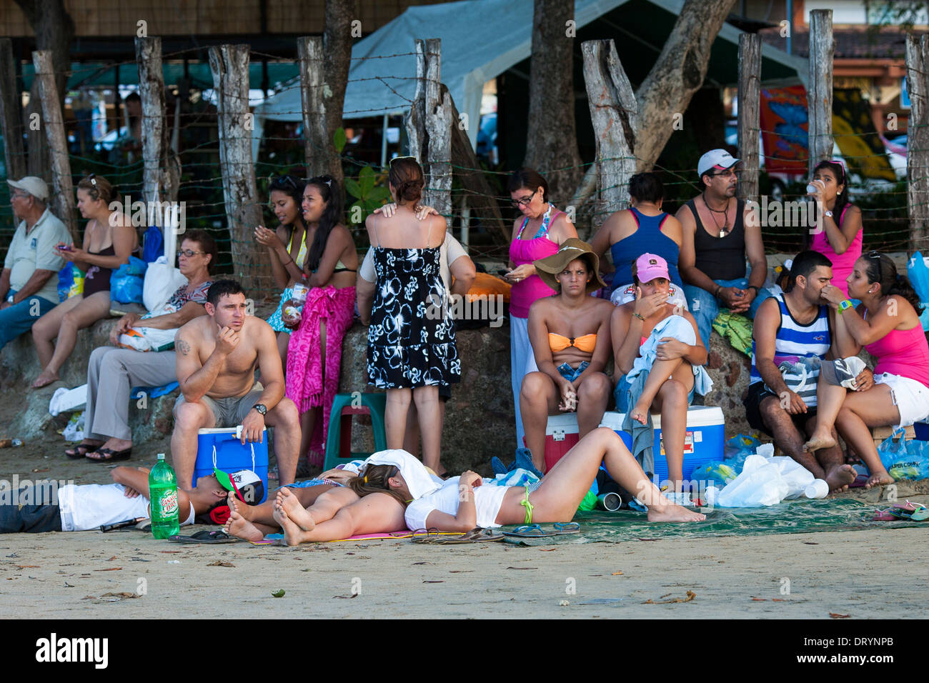 Eine Gruppe von Costa Rica entspannen unter den Bäumen in der Weihnachtszeit auf Playa Tamarindo. Viele Tico ist für den Urlaub an den Strand kommen. Stockfoto