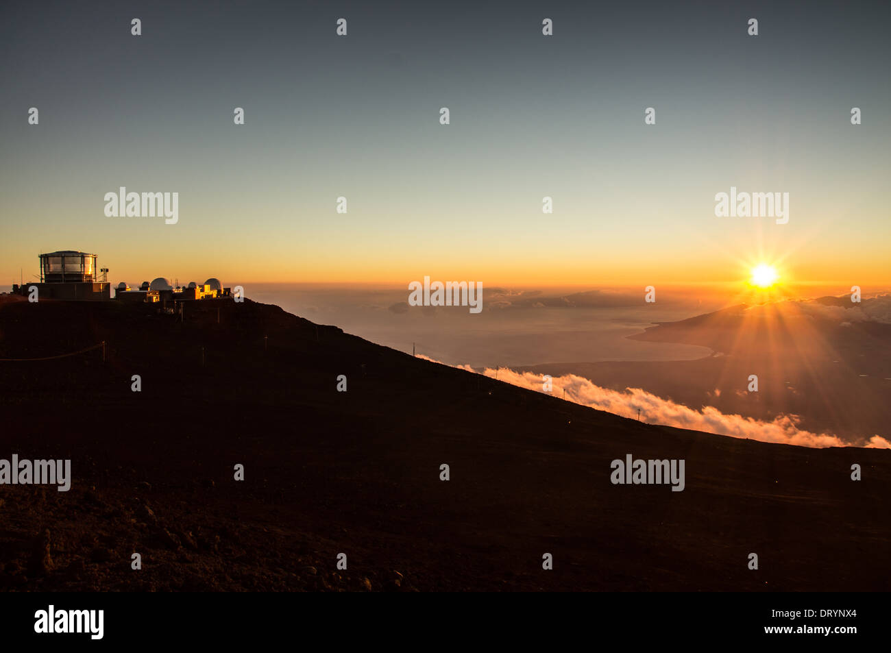 Der Haleakala Sternwarte und die untergehende Sonne Stockfoto