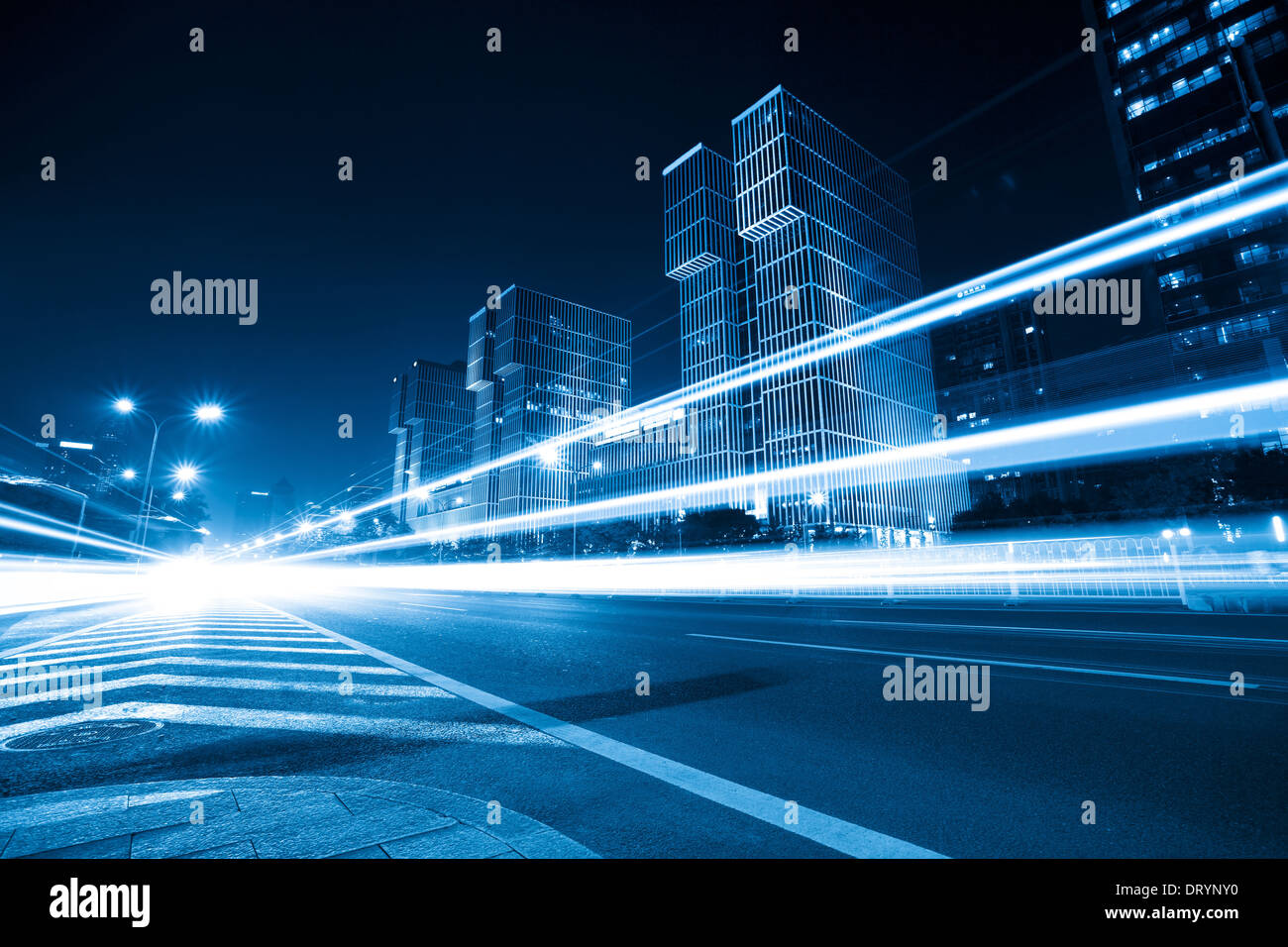 Lichtspuren auf der Straße mit Blauton Stockfoto