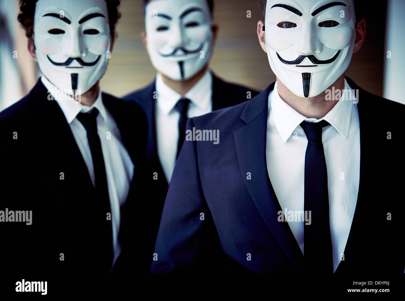 Porträt von unkenntlich Menschen tragen Guy Fawkes-Masken und Business-Anzügen Stockfoto