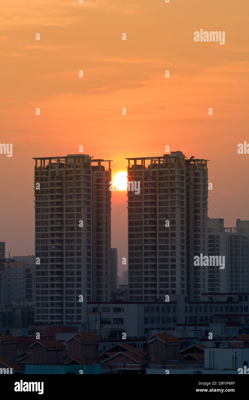 Sonnenuntergang Stadt Landschaft mit Gebäude Stockfoto