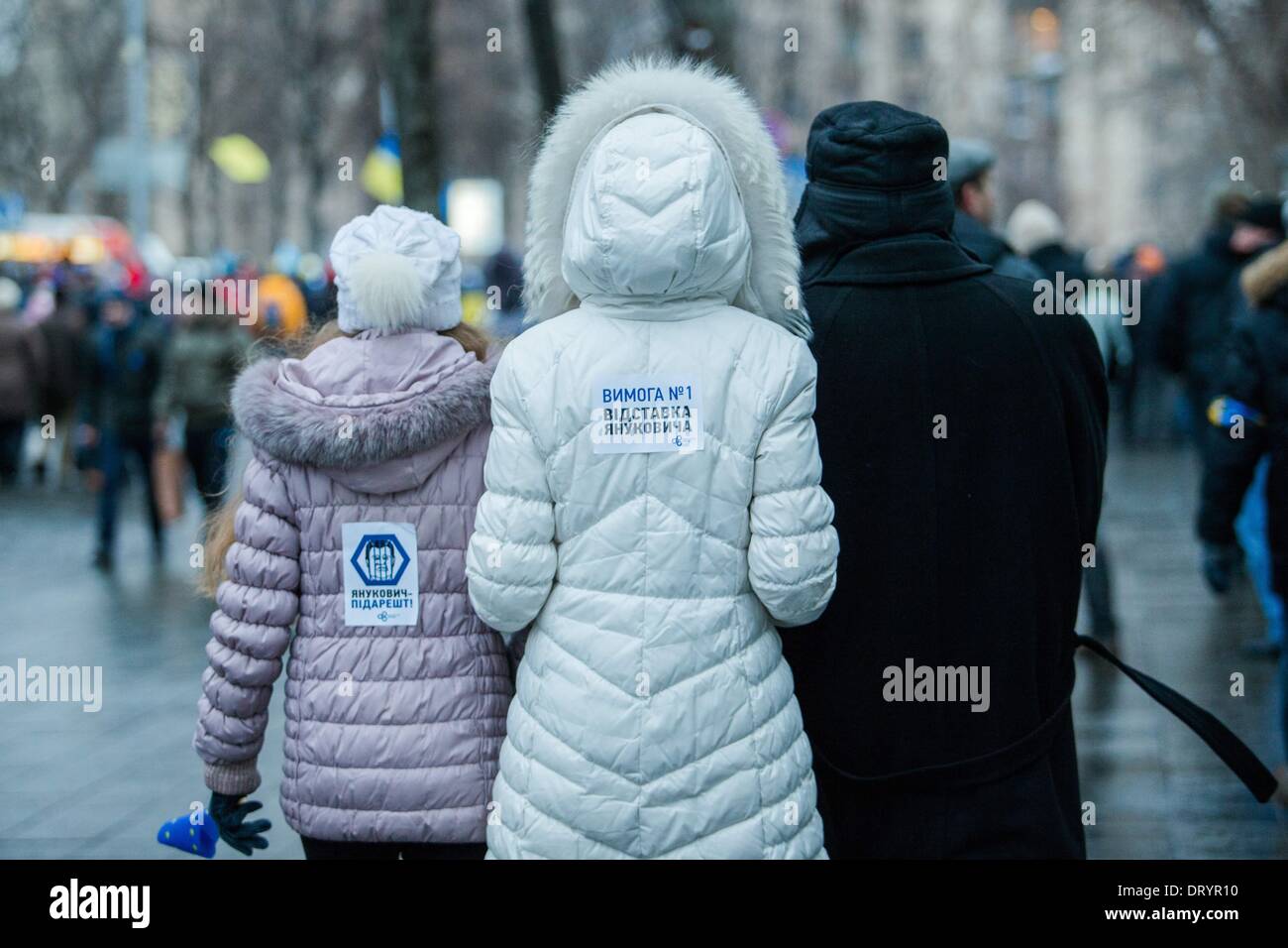 8. Dezember 2013 - Proteste gehen weiter in Kiew, Alltag in der Maidan, über 1 Million Menschen, die Volksversammlung, Inschrift auf seinem Rücken '' Nummer eins Anforderung, den Rücktritt Yanekovicha'' in Kiew, Ukraine, am 8. Dezember 2013 kam. (Kredit-Bild: © Maksymenko Oleksandr/NurPhoto/ZUMAPRESS.com) Stockfoto