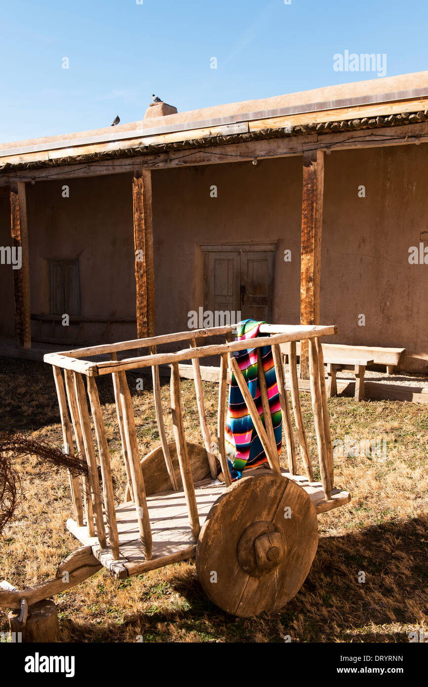 Traditionelle Holzkarren in einem Innenhof der Martinez Hacienda. Stockfoto