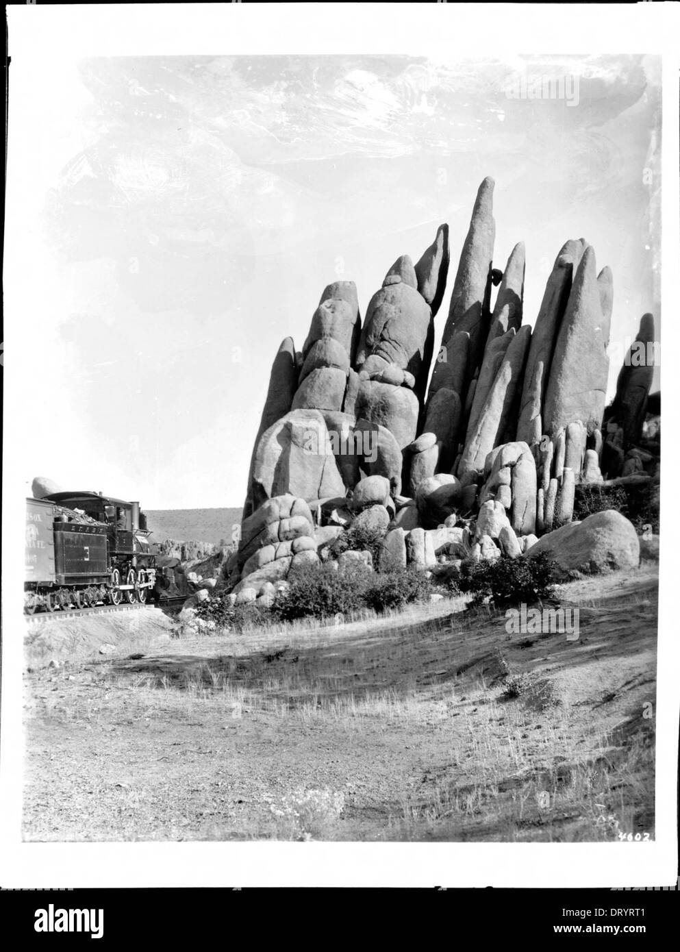 Ein Zug geht die Türme im Tal von Granit Dells in der Nähe von Prescott, Arizona, ca.1900 Stockfoto