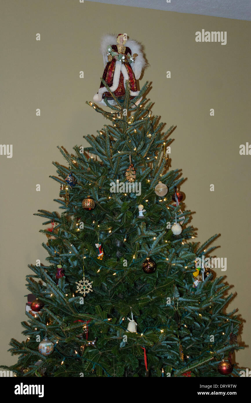 Weihnachtsbaum mit Engel an der Spitze Stockfotografie - Alamy