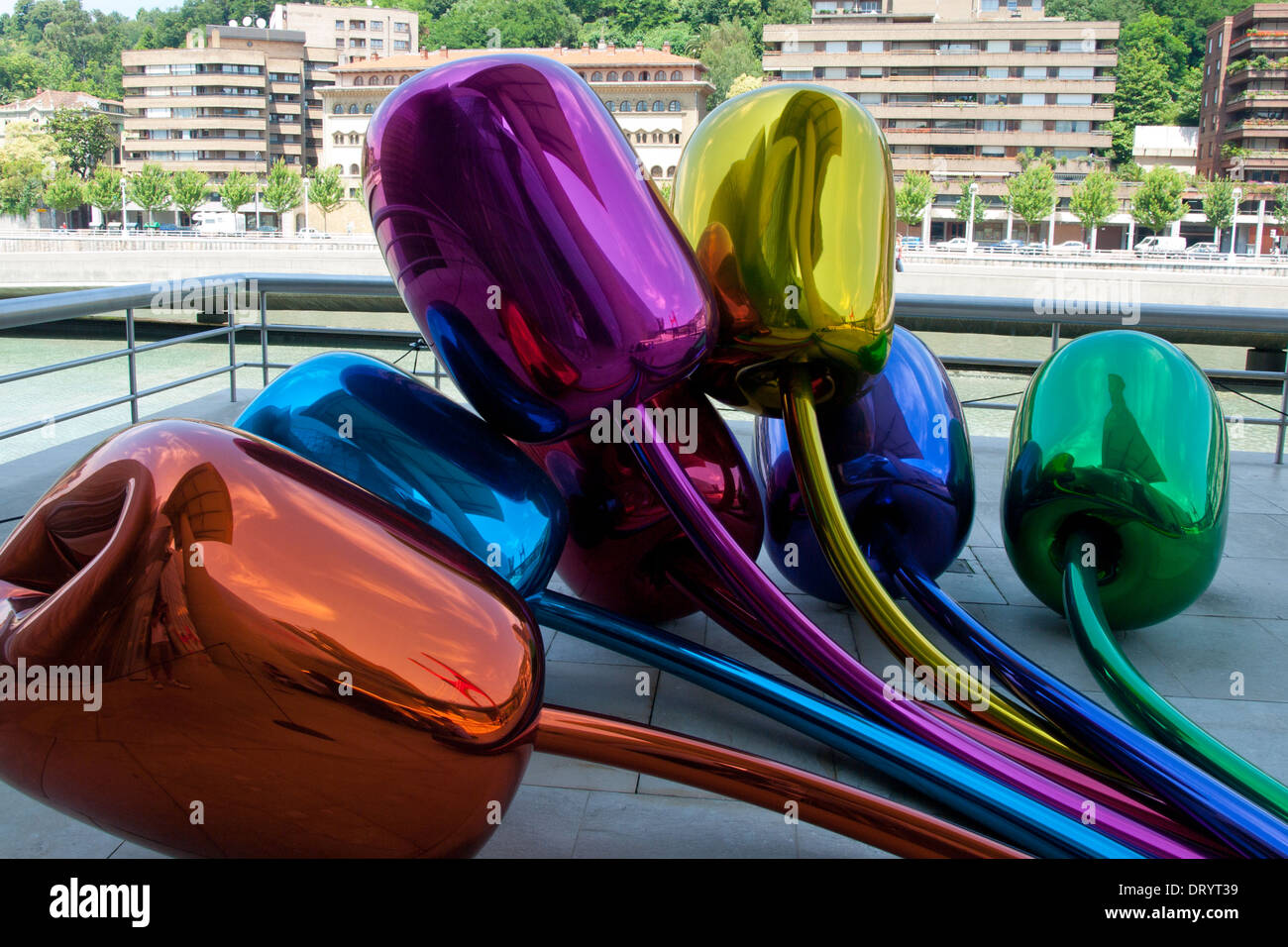 Ein Blick auf die Skulptur des amerikanischen Künstlers Jeff Koons als Tulpen, bekannt.  Guggenheim Museum Bilbao, Bilbao, Spanien. Stockfoto