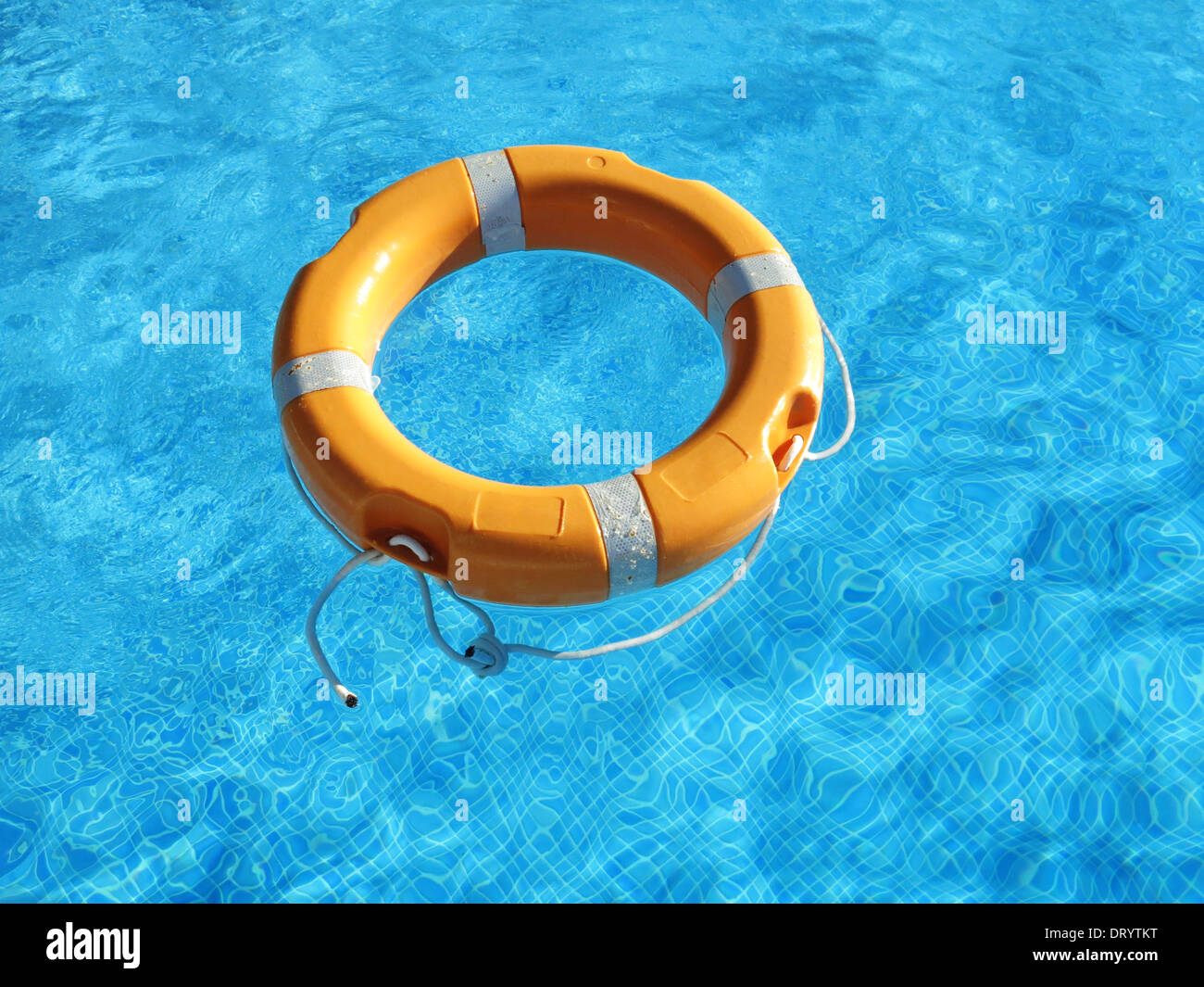 Rettungsring im Schwimmbad Stockfoto