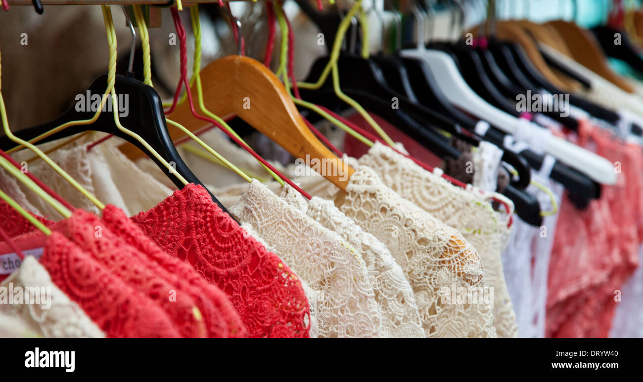 Schöne Kleider an mediterranen Marktstand Stockfoto