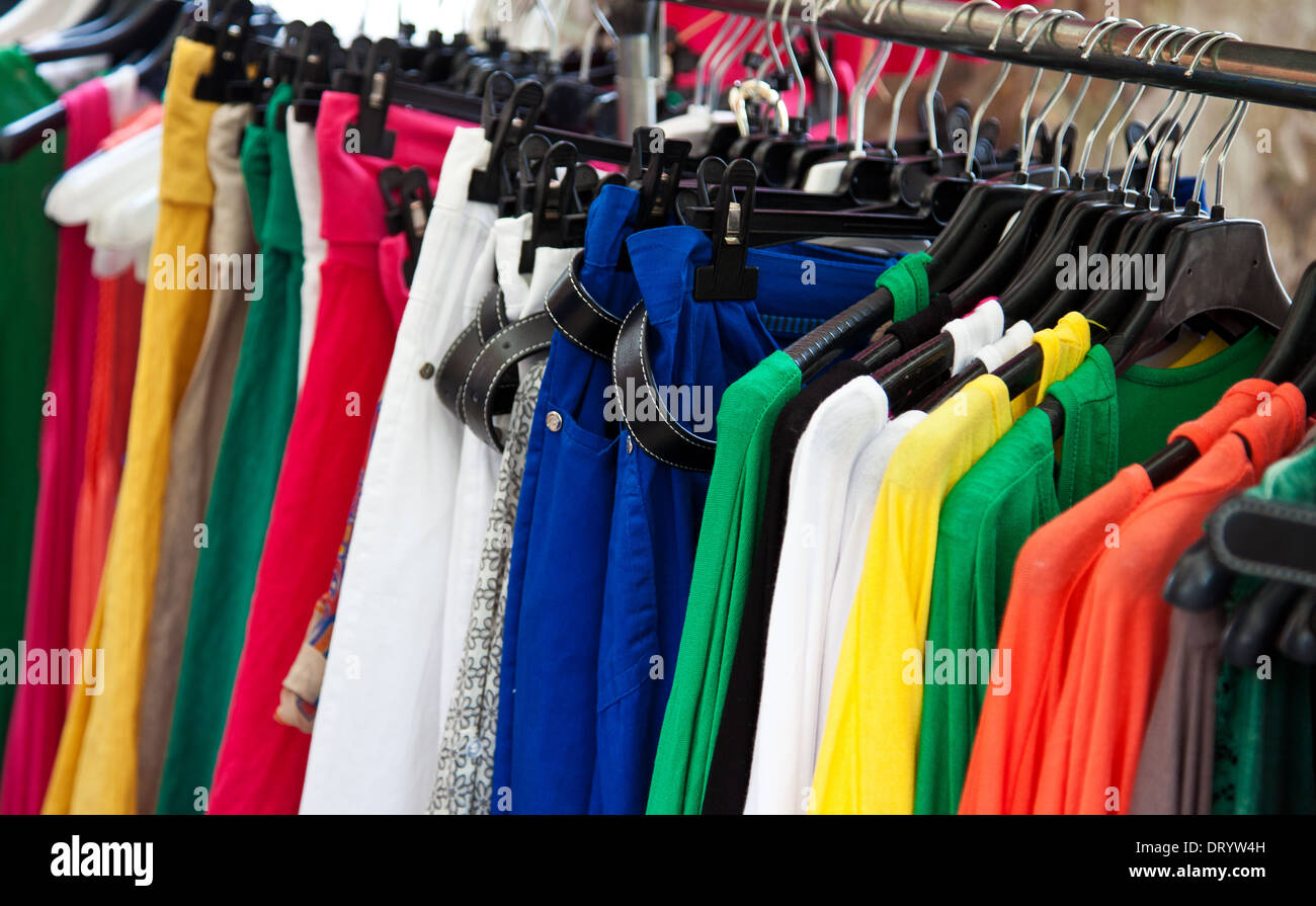 Schöne Kleider an mediterranen Marktstand Stockfoto