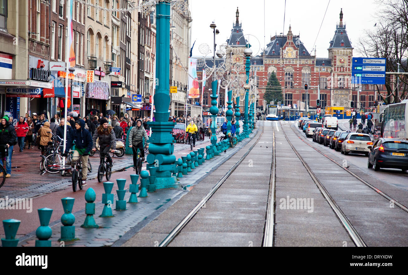 Damrak Straße in Amsterdam. Hauptbahnhof in den Rücken. Stockfoto