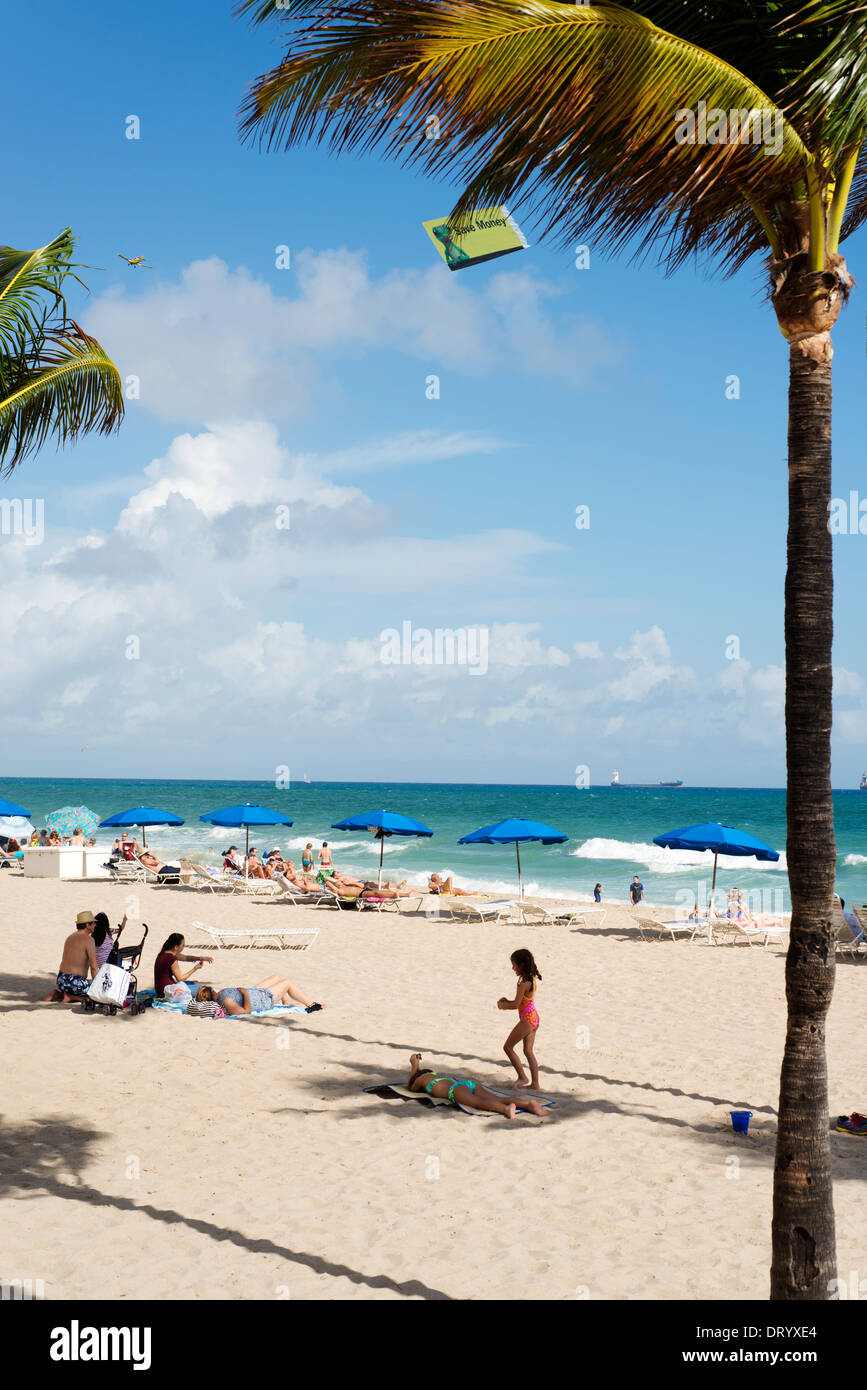Leute, Sonnenbaden am Strand von Fort Lauderdale. Stockfoto