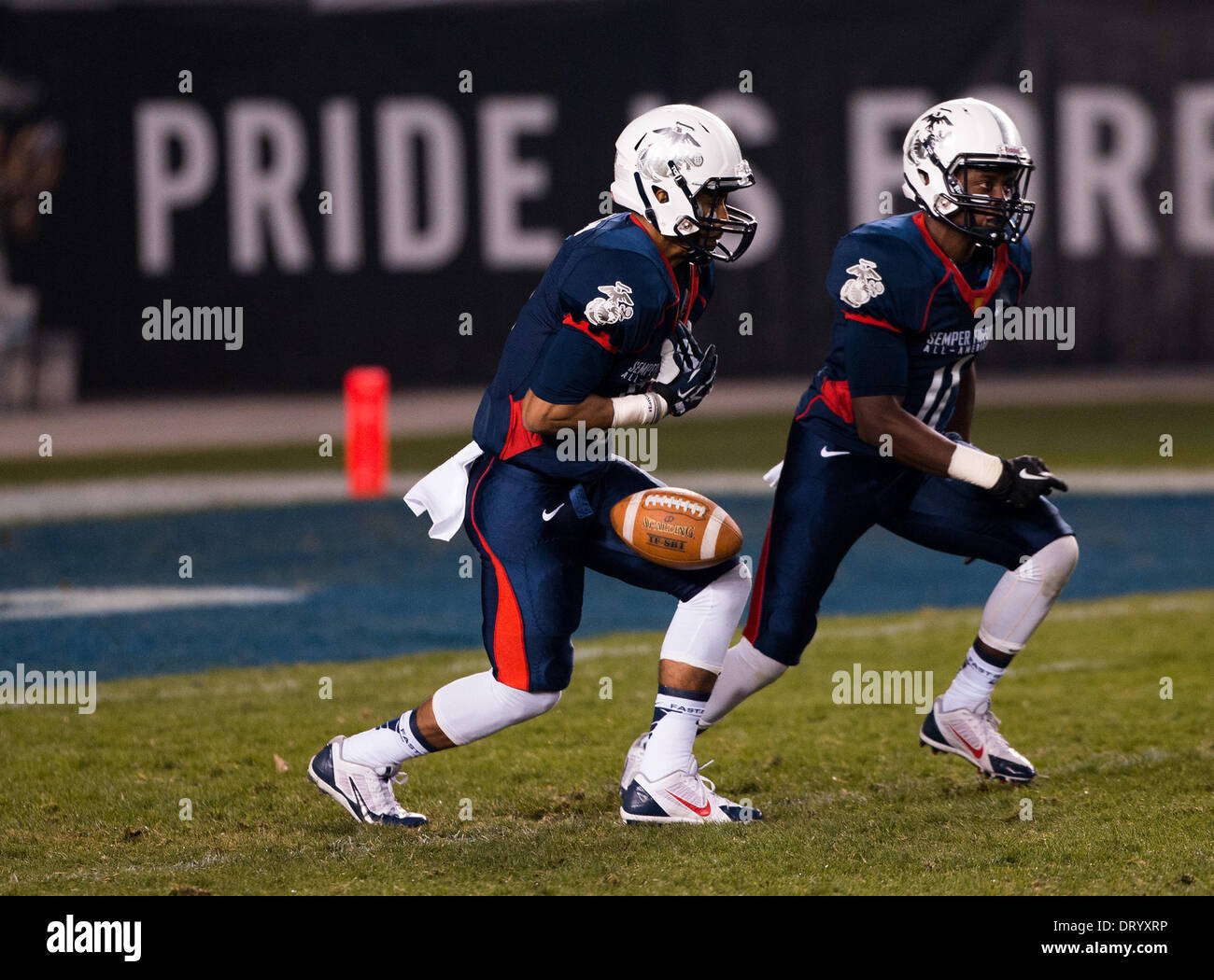 Carson, Kalifornien, USA. 5. Januar 2014. 5. Januar 2014 Carson, Kalifornien. East Coast Blue Team und University of Kentucky verbale verpflichten (8) Kendall Randolph fummelt eine Kick-off während des 3. jährlichen Semper Fidelis All-American Bowl Football-Spiels zwischen dem blauen Team von der Ostküste und das weiße Team von der Westküste am StubHub Center in Carson, Kalifornien. Die Westküste weiße Mannschaft gewann 31-24. (Obligatorische Credit: Juan Lainez / MarinMedia / Cal Sport Media) © Csm/Alamy Live-Nachrichten Stockfoto